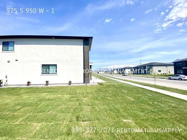 Building Photo - 975 S 950 W