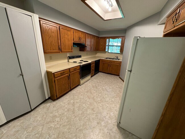 Building Photo - Great  Duplex in Southeast Springfield !