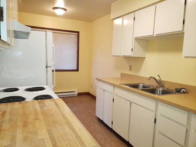 Building Photo - Hip, Mid Century Courtyard Apartment
