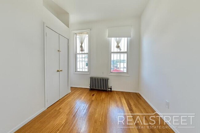 Building Photo - Charming 2 Bedroom with a Large Private Ba...