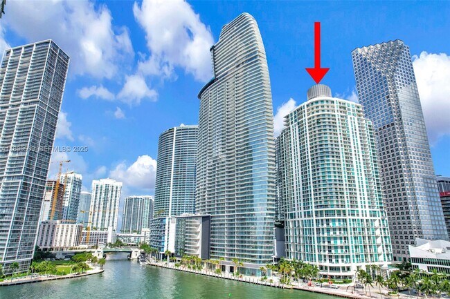 Building Photo - 300 S Biscayne Blvd