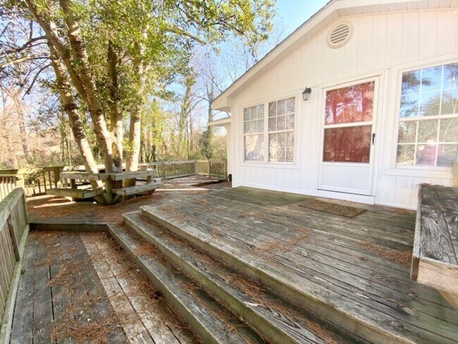Foto del edificio - 2 Bedroom Home w/ a huge deck and yard