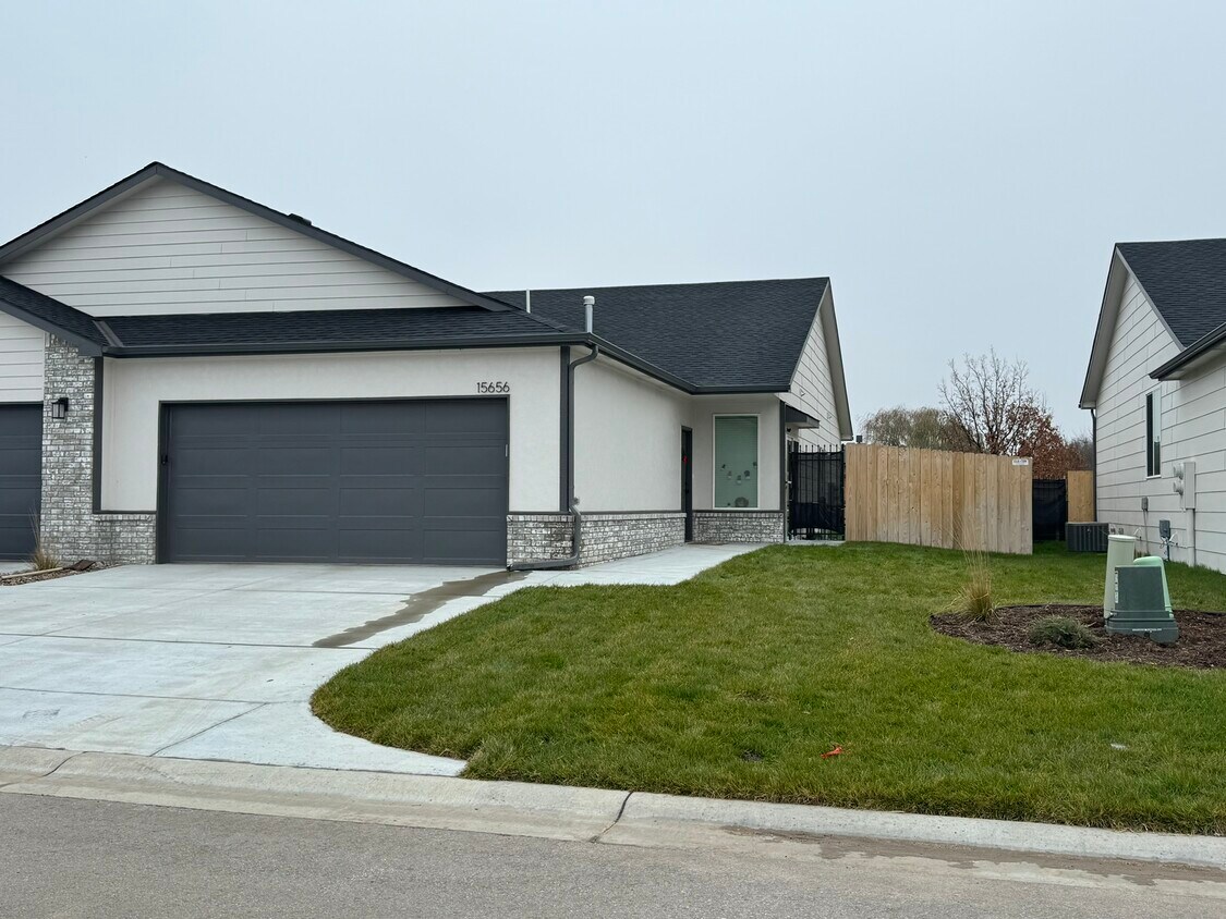 Primary Photo - 15656 E 21st Ct N