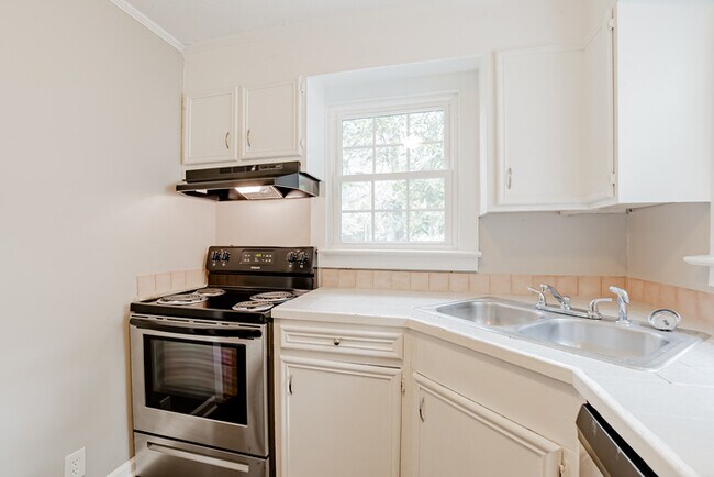 Foto del edificio - 1/2 Month Free with a Signed Lease by Sept...