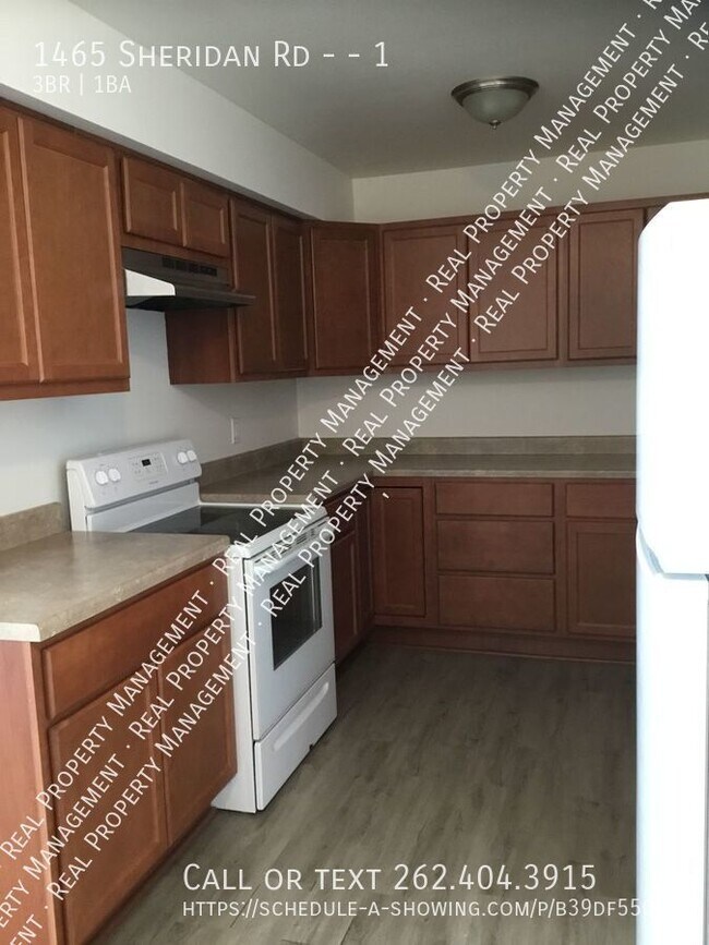 Building Photo - Spacious 3 Bedroom Lower Apartment!!