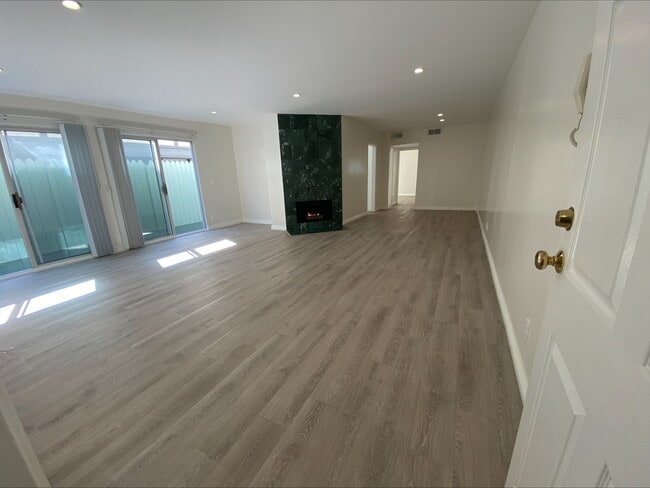 Building Photo - Large Remodeled 2x2 Unit with Huge Patio