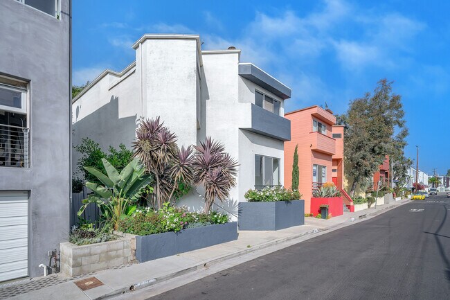 Foto del edificio - 671 Mildred Ave