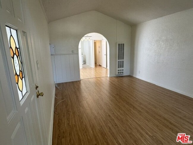 Building Photo - 942 Havenhurst Dr