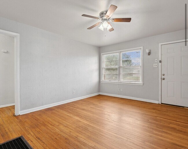Building Photo - 2 bed 1 bath near Slide and Marsha Sharp n...