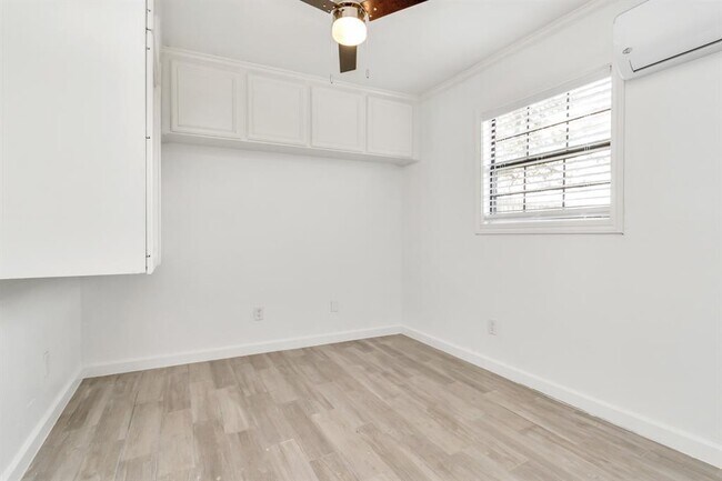 Building Photo - 2402 Delwin St