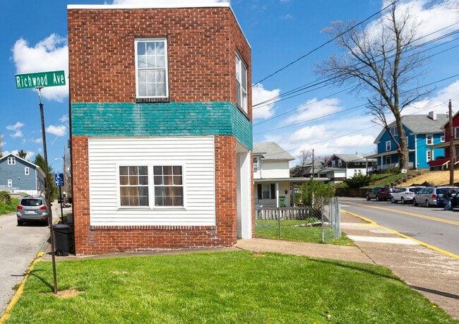 Building Photo - Woodburn. 2 Bedroom, 1 Bathroom Apartment ...