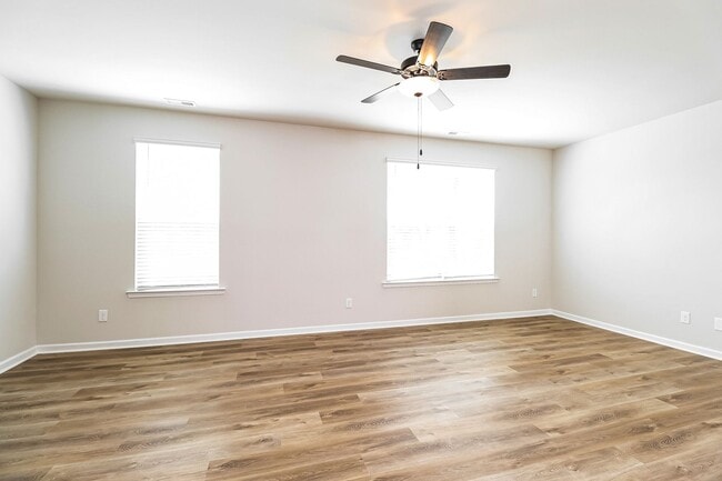 Building Photo - Beautiful 4BR 3.5BA Townhome w/ Full Appliance Kitchen Garage Parking in University