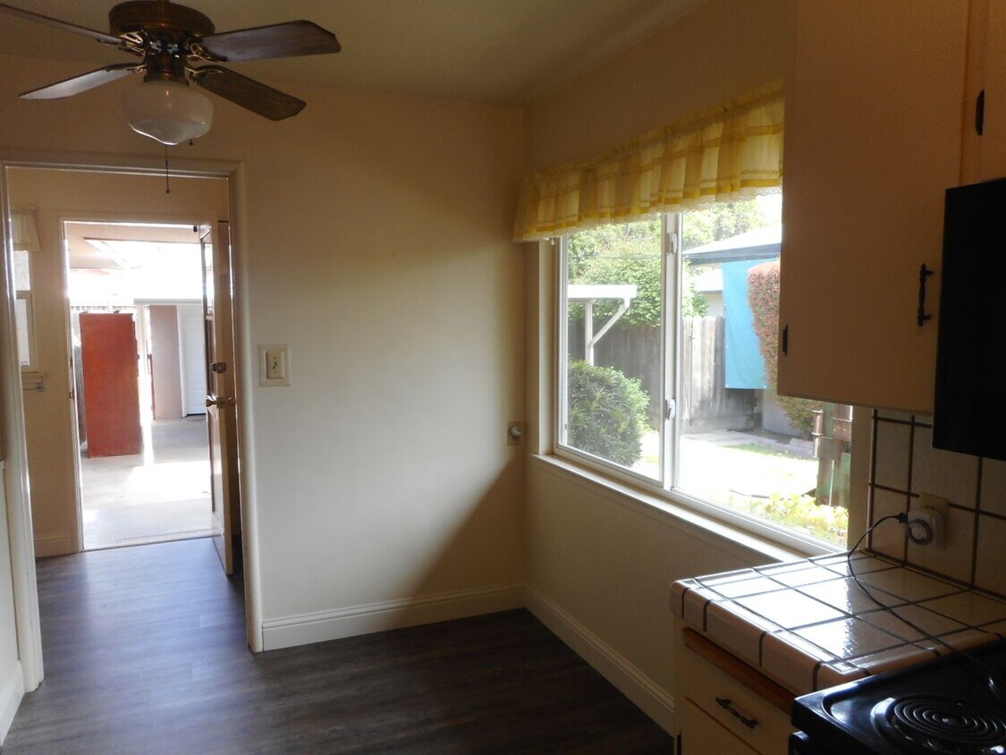 Primary Photo - 33 E Robinson Ave