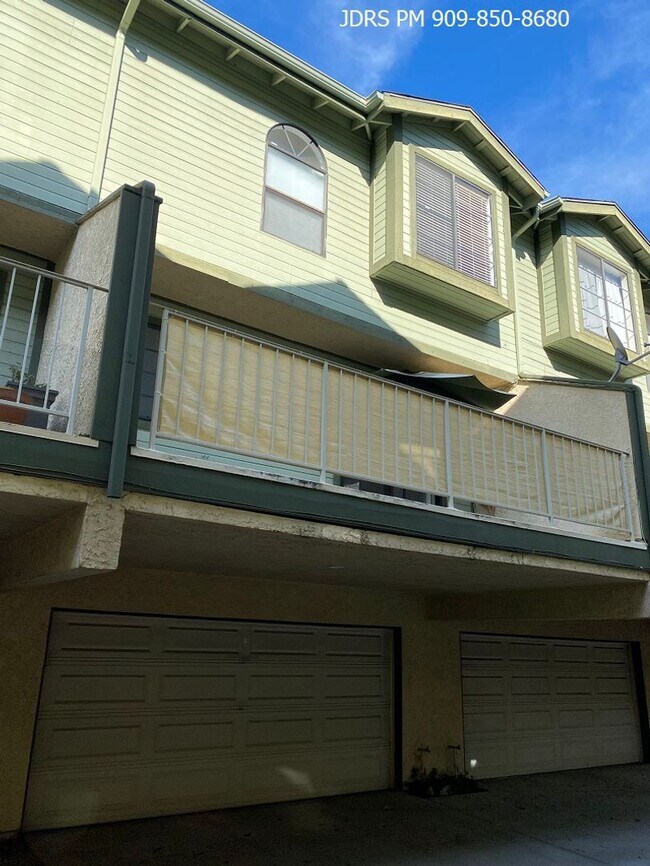 Foto del edificio - Monrovia 2 Bedroom Townhouse