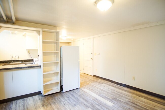 Foto del edificio - Charming & Unique John's Landing Studio: Close to Shops & Restaurants!