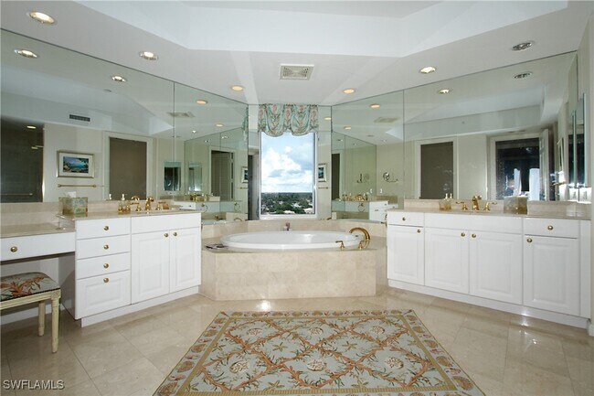 Foto del edificio - 8787 Bay Colony Dr