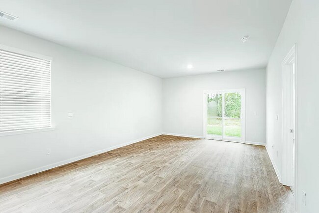 Building Photo - 127 Green Passage Ln