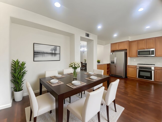 Building Photo - Beautiful 3-Bedroom Townhome in Private Ga...