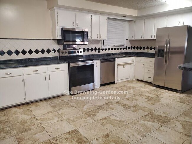 Building Photo - Three Bedroom, Two Bath Duplex off of McGa...