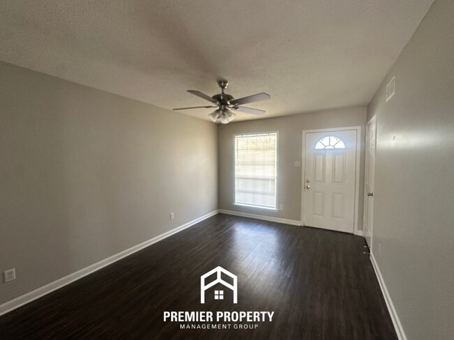 Foto del edificio - Charming 3BR/2BA Home in Bartlett Cove | Hardwood Floors, Fireplace & Fenced Yard