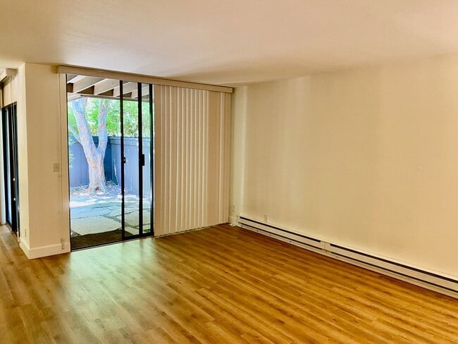 Building Photo - Private, Comfortable Downstairs Condo