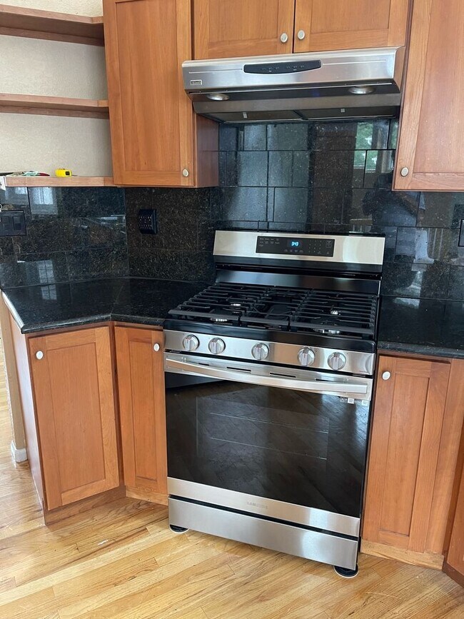 Building Photo - 4 Bedroom, 3.5 Bathroom Family Home in Bou...