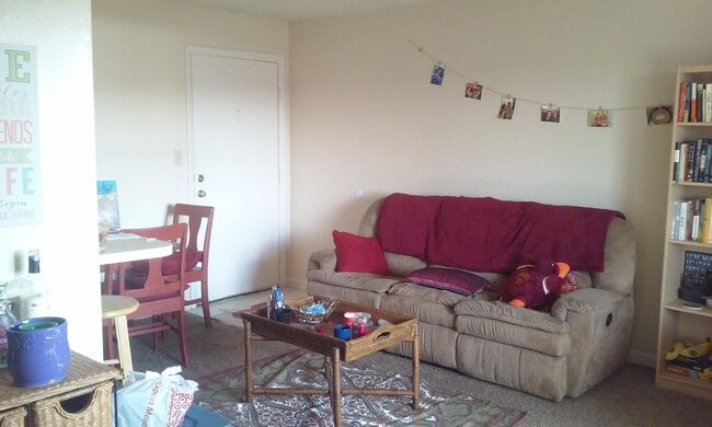 Foto del edificio - 4 Bed 2 Bath Condo Available Summer 2026