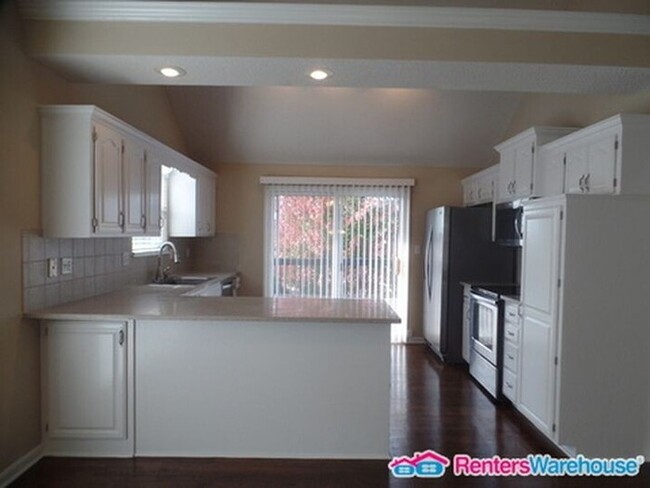 Foto del edificio - Spacious 4 bd, 3 bth Home in Lees Summit! ...