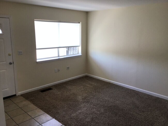 Building Photo - 3 Bedroom 2 Bath House Now Available! All ...