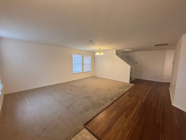 Building Photo - 1327 Falcon Hollow Ln