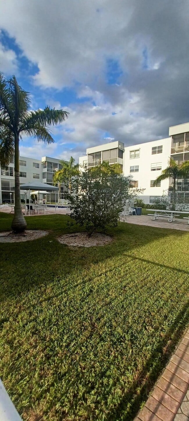 Building Photo - 2998 Sunrise Lakes Dr E