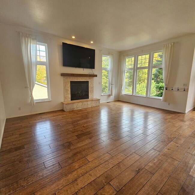 Building Photo - *NEW YEAR SPECIAL! 1/2 OFF FIRST MONTH OF RENT!* Bright and Stunning 2-Story Home with Daylight B...