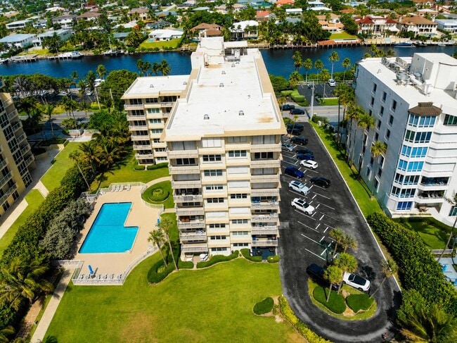 Building Photo - 1069 Hillsboro Mile