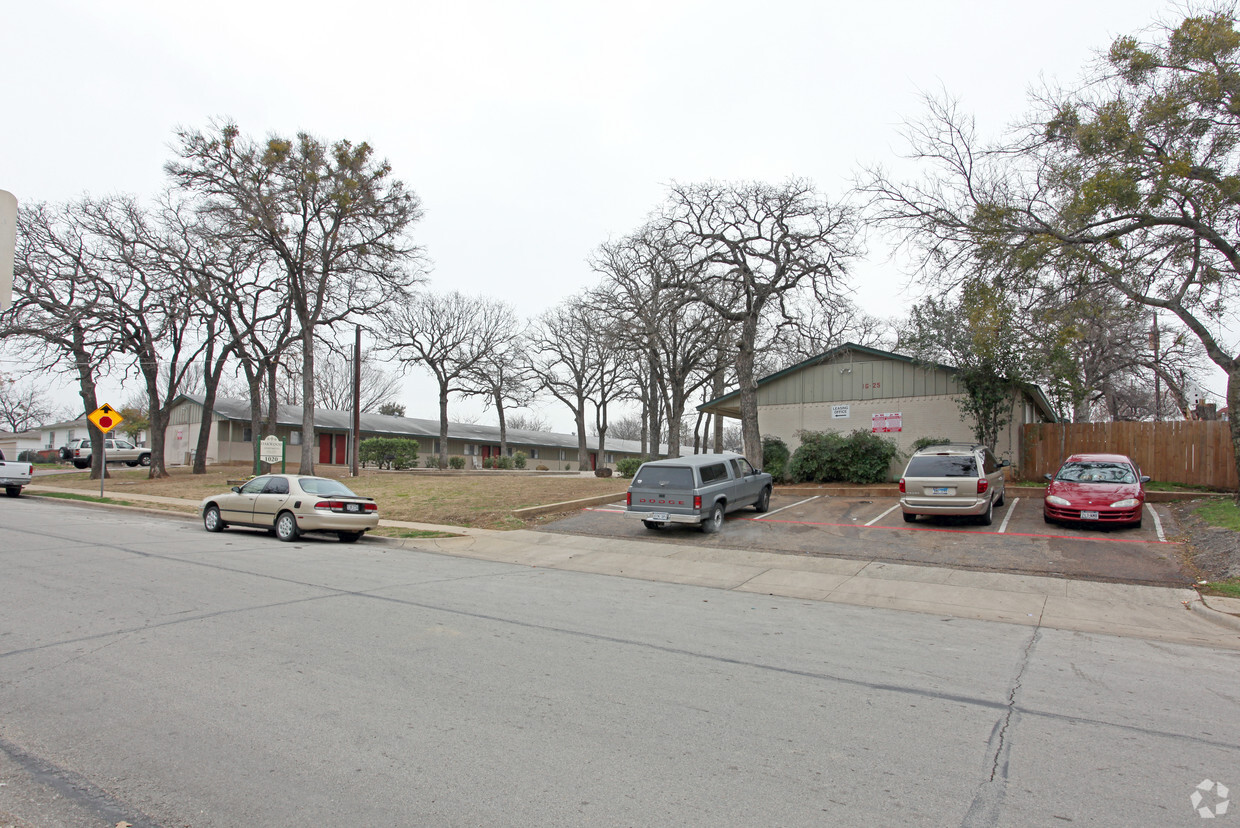 Building Photo - Oakwood Square Apartments