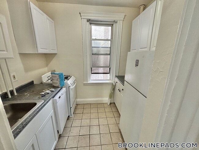 Building Photo - 352 Riverway