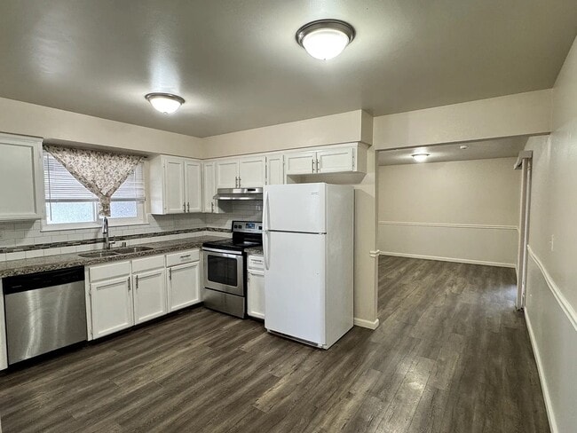 Building Photo - 3115 W Santa Ana Ave