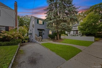 Building Photo - 9 Fairway St