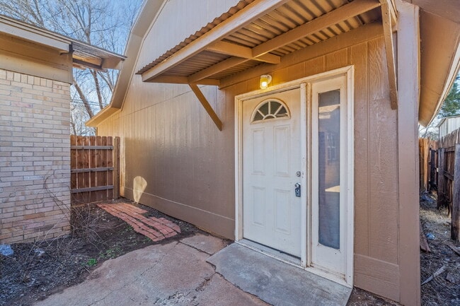 Building Photo - Large Efficiency w/ Loft, Minutes from TTU & Medical District