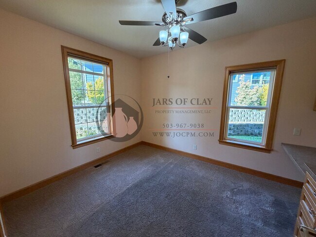 Foto del edificio - Custom Built Home with Lots of Unique Amenities- Workshop Area Plus 2 Car Garage!