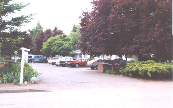 Primary Photo - Country House Court