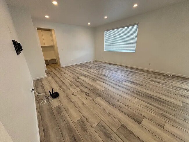 Building Photo - 2042 N Elderberry Dr