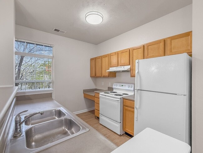 Building Photo - 702 Beachfront Dr