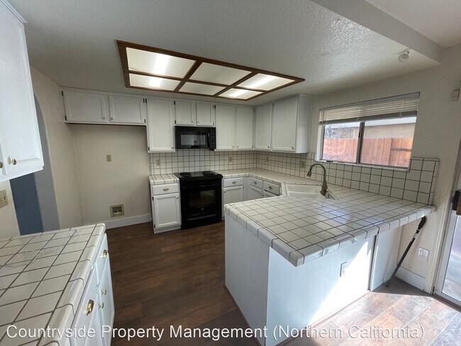 Building Photo - 4 br, 3 bath House - 1493 East D Street
