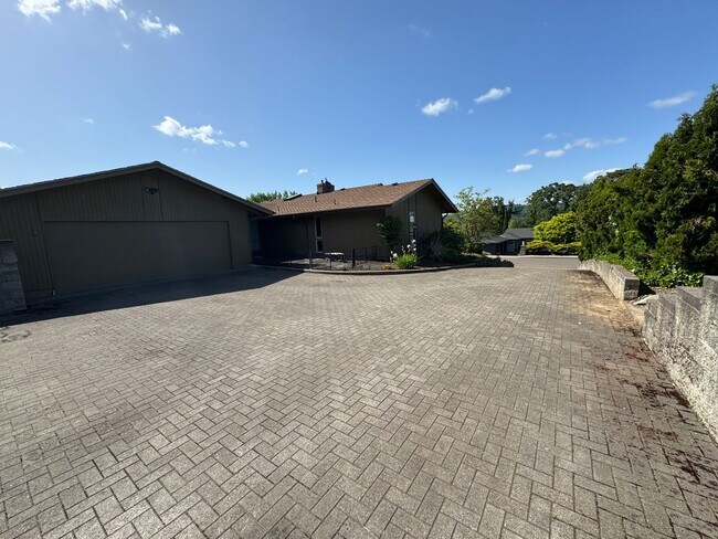 Building Photo - 2 Bedroom 2 Bath Home with Hardwood Floors!