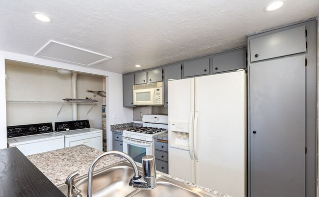 Building Photo - 723 Eastshore Terrace