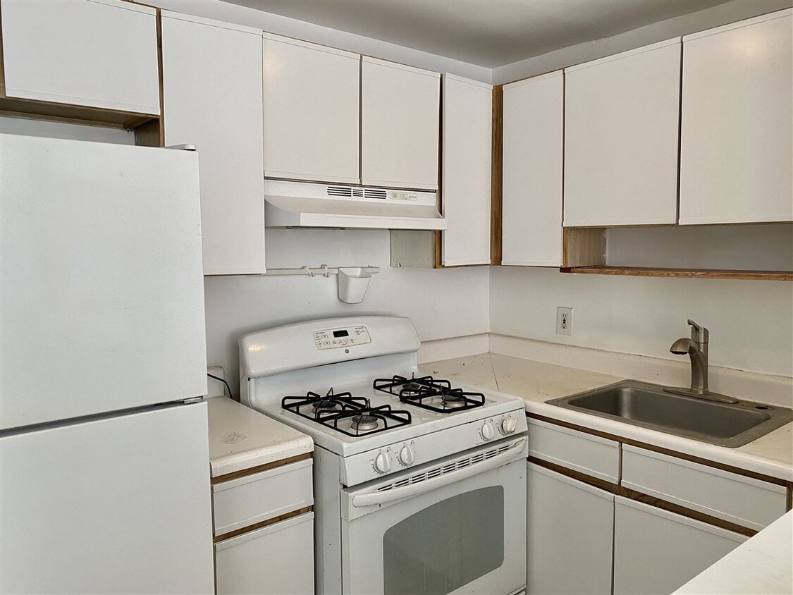 350 Paterson Plank Rd Unit 1, Jersey City, NJ 07307 Room for Rent in