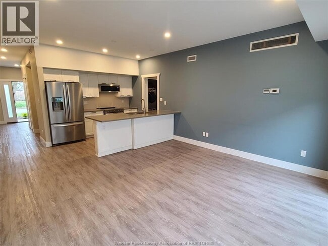Building Photo - 550 Sandison St