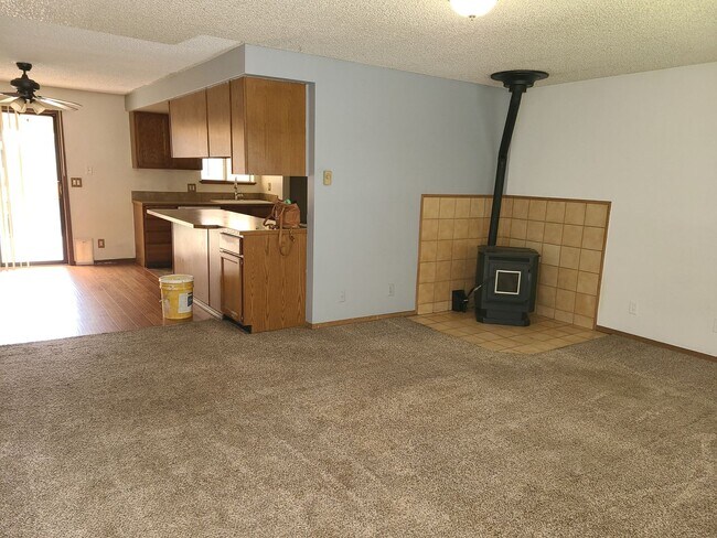 Building Photo - Hillview Duplex