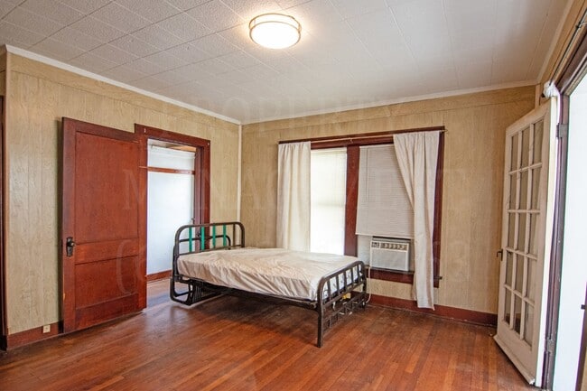 Building Photo - Studio Apartment