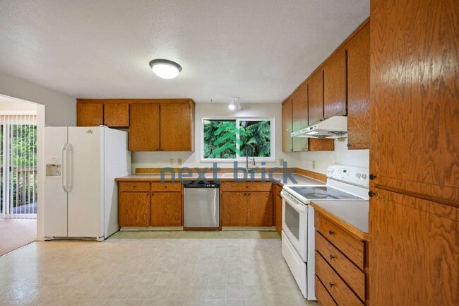 Building Photo - Spacious 4-Bedroom Retreat with 3 Full Baths in the Heart of Redmond – 2,490 Sq Ft of Comfort!